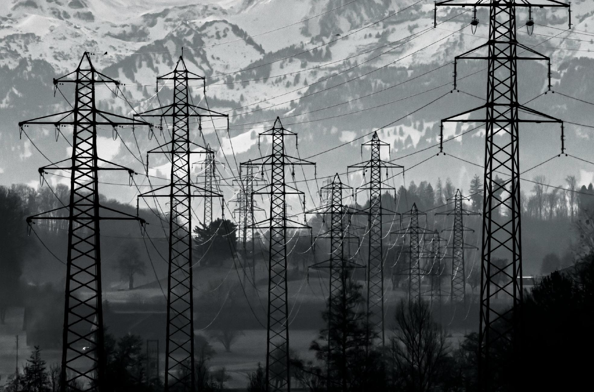 Oberleitungen über der Landschaft