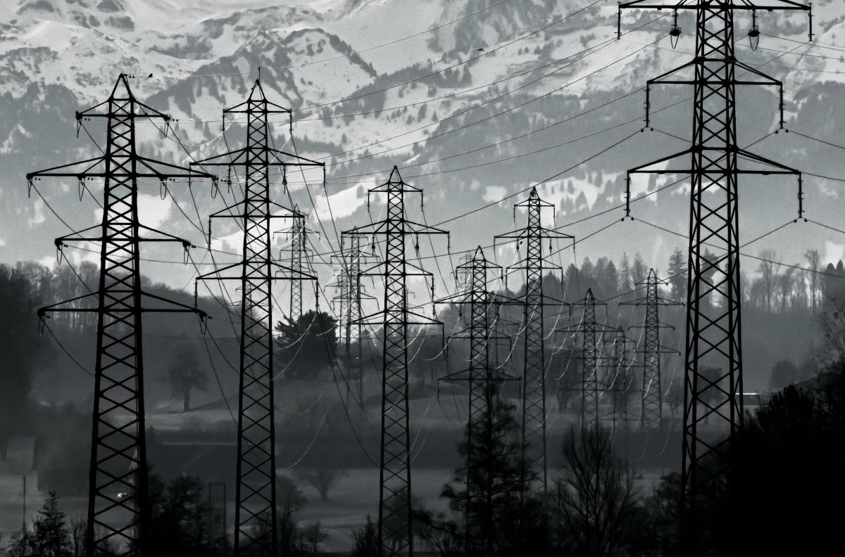 Oberleitungen über der Landschaft