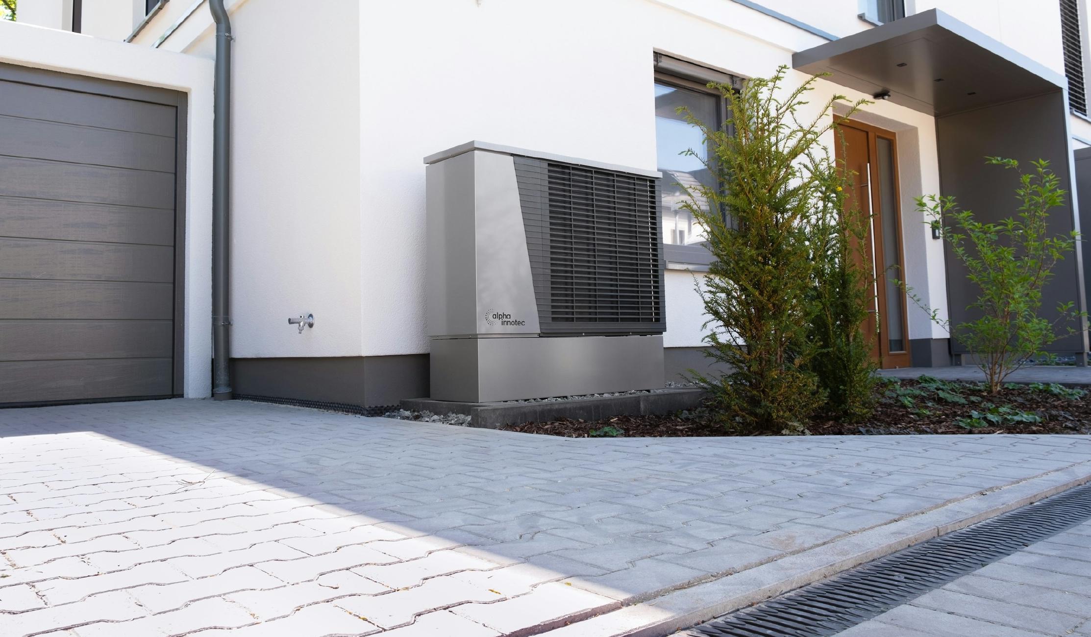 Wärmepumpe vor einem Haus