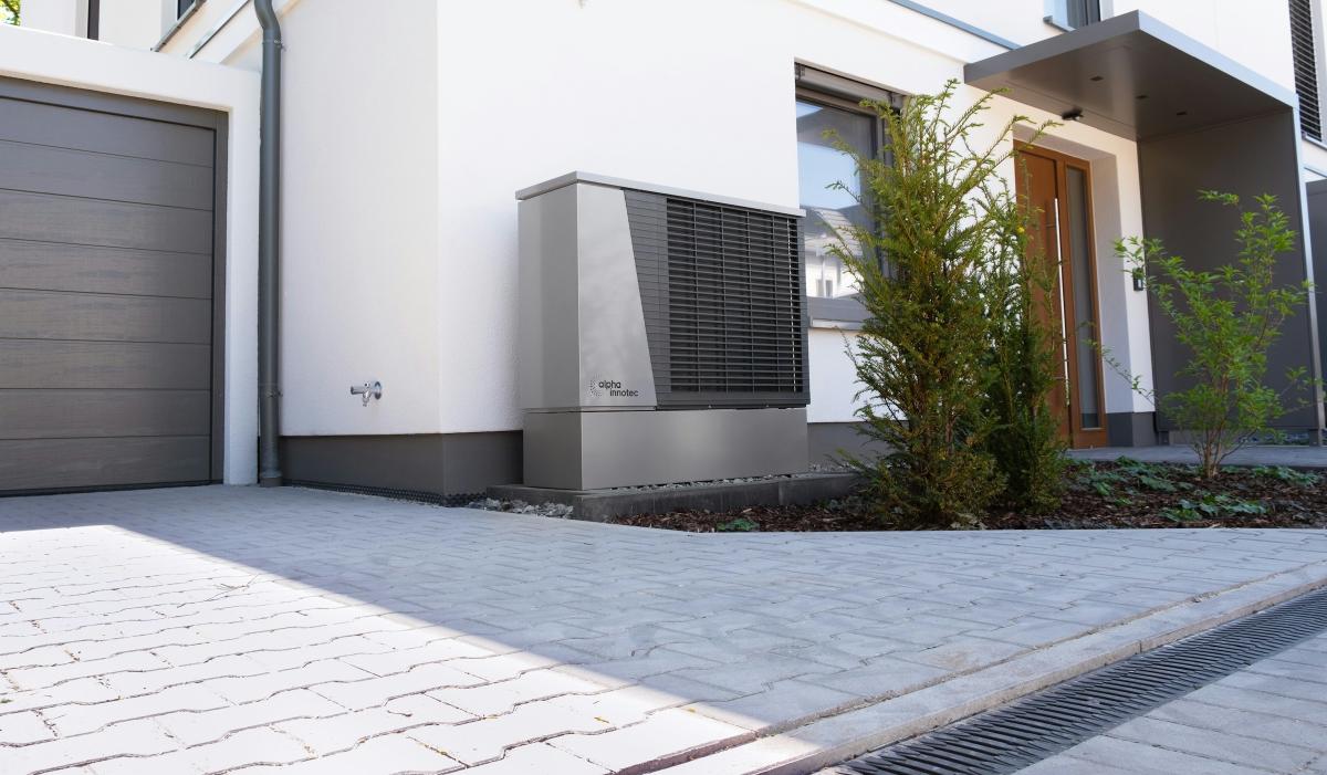 Wärmepumpe vor einem Haus